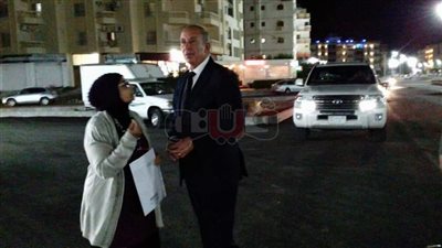محافظ البحر الأحمر يتلقى مقترحات الأهالي في شوارع الغردقة (صور )