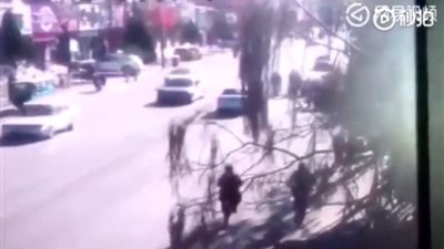 سيارة تدهس طلاب ابتدائي يعبرون الطريق وتتسبب في وفاتهم (فيديو)