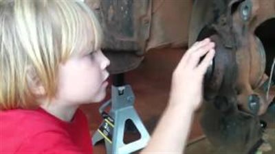 بالفيديو والصور.. أصغر ميكانيكي سيارات في الخامسة من عمره