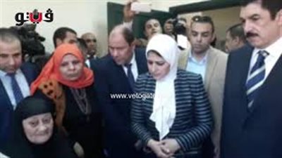 وزيرة الصحة لمسنة تجري تحاليل فيروس C: «متخافيش مش بتوجع» (فيديو)
