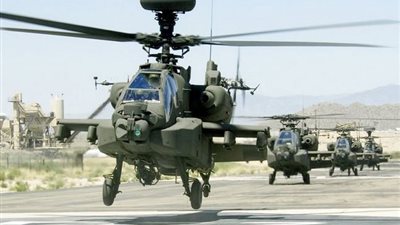 4 طائرات أباتشي تمشط قرى 