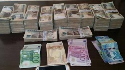 ضبط عامل وزوجته بتهمة الاتجار في العملة الأجنبية بسوهاج