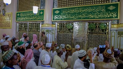 المحرومون من زيارة قبر الرسول.. عددهم يتخطى المليون.. ورسوم السعودية تمنعهم من أداء مناسكهم.. 30 ألف جنيه سعر برنامج العمرة شامل التكاليف.. وغرف السياحة: المملكة هي المستفيدة