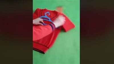 الطريقة الصحيحة لتعليق «البلوفر» على الشماعة (فيديو)