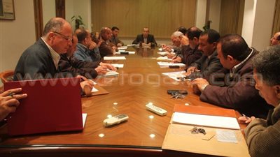 محافظ دمياط يبحث توفير منافذ جديدة لبيع السلع الغذائية