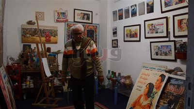 «مرتضى أنيس» آخر مصممي الأفيشات اليدوية.. نصف قرن من الإبداع (فيديو)