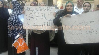 بالصور..عمال نظافة بالمدارس الحكومية يطالبون بالتعيين أمام «الوزراء»