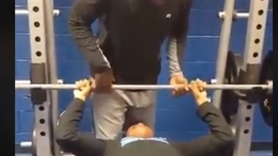 نهاية مروعة لشاب حاول استعراض مهاراته في حمل الأثقال (فيديو)