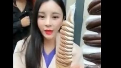 فتاة تتناول آيس كريم عملاقا في قضمة واحدة (فيديو)