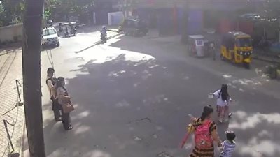 لحظة دهس طفلة أمام والدتها وشقيقتها الصغرى (فيديو)