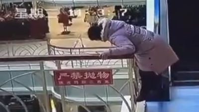 لحظة انتحار امرأة داخل «مول» (فيديو)