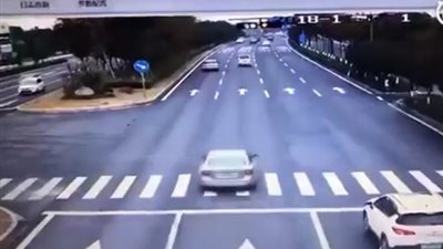 لحظة تعرض فتاة لحادث دهس مروع (فيديو)