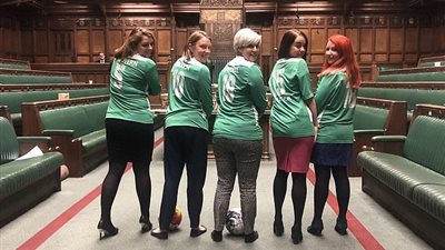 «كارت أصفر» لنائبة استعرضت مهاراتها في كرة القدم بالبرلمان (فيديو وصور)