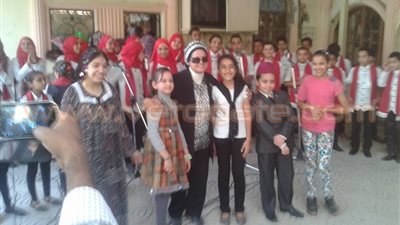 بالصور.. كورال أطفال المنيا يغني لمرضى الكلى