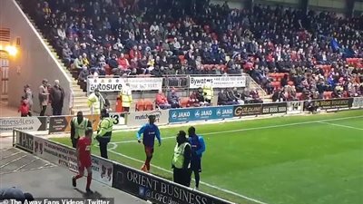 مشجع يسخر من لاعب كرة قدم خلال مباراة (فيديو وصور)