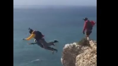 لحظة مصرع امرأة حاولت الطيران من فوق جبل (فيديو)