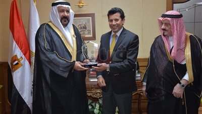 وزير الشباب يبحث مع «العربي للتطوير العقاري» الاستثمار في المنشآت الرياضية