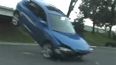 مفاجأة غير متوقعة لمتزحلق من أعلى جسر (صور)