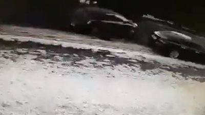 لقطات مفجعة للحظة سقوط كتلة جليد على امرأة (فيديو)