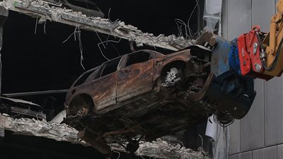 إزالة ألف سيارة محترقة من موقف سيارات أمريكي (صور)