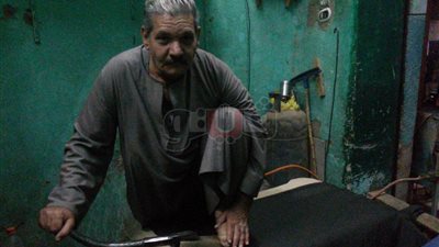 ورثها عن الأجداد.. «عم فتحي» يتحدى عصر البخار بـ«المكواة الرجل» (فيديو وصور)