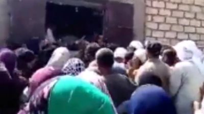 زحام ومشاجرات على صرف الدقيق المدعم بقرى الفيوم (فيديو)