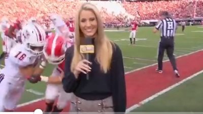 لاعب يطلب مواعدة مذيعة بعد حادث في الملعب (فيديو وصور)