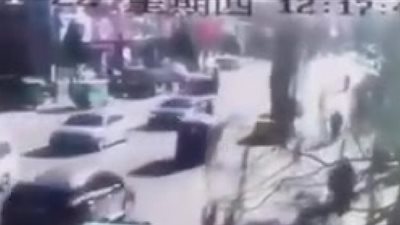 سيارة طائشة تقتل 5 تلاميذ وتصيب 18 في الصين (فيديو)