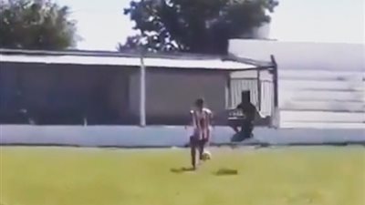 لاعب يهاجم آخر بحركة كونغ فو (فيديو وصور)