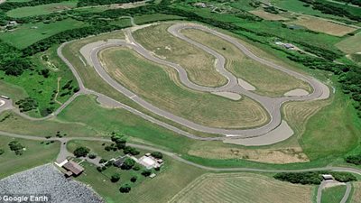 رجل ينفق 3 ملايين دولار لتحويل حديقة منزله إلى مضمار سباق (صور)