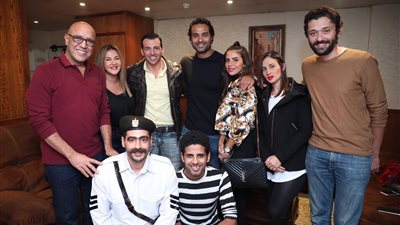 أشرف عبد الباقي يستقبل دنيا سمير غانم وكريم فهمي في مسرح مصر (صور)