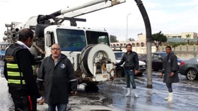 انتشار سيارات كسح وشفط مياه الأمطار بشوارع القاهرة والجيزة (صور)