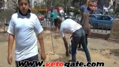 بالفيديو.. شباب السويس ينظفون ميدان الخضر
