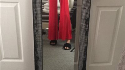 صدمة فتاة بسبب «بنطلون» اشترته عبر الإنترنت (فيديو وصور)