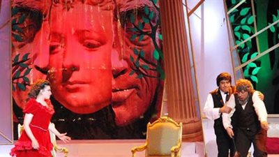 سوزان تعلن سرها مع شبح الأوبرا وجيمس بوند في معهد الموسيقى