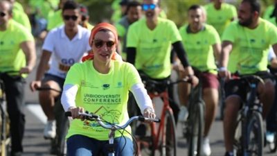 وزيرة البيئة تقود سباقا للدراجات في شرم الشيخ