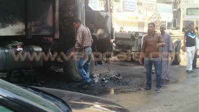 بالفيديو والصور.. مجهولون يشعلون النيران بسيارة هيئة النظافة بفيصل