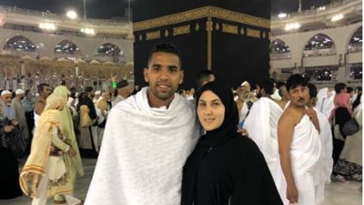 مؤمن زكريا يطير إلى السعودية لأداء مناسك العمرة