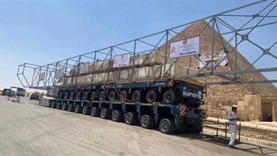 بعربة ذكية مستوردة من بلجيكا.. تفاصيل نقل مركب خوفو الأولى إلى المتحف الكبير