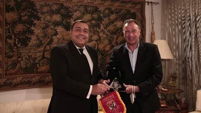 الخطيب يهدي درع وعلم الأهلي إلى السفير المصري في تونس