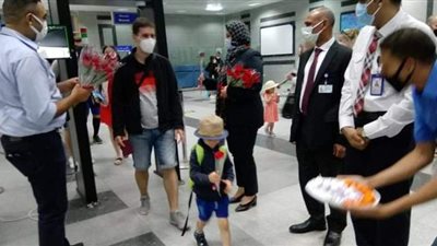 بالورود والهدايا.. مطار الغردقة يستقبل أولى الرحلات الجوية من براغ | صور