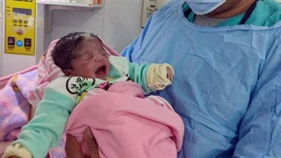 ولادة طفلة في ولاية خنشلة الجزائرية تحمل شكل لفظ الجلالة في أذنيها | صور