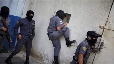 الشرطة عاجزة.. قتلى ومصابون في معركة بالأسلحة النارية بين نزلاء سجن بهندوراس