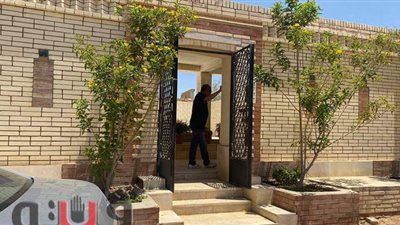 وصول أشقاء سمير غانم لزيارة قبره | فيديو وصور