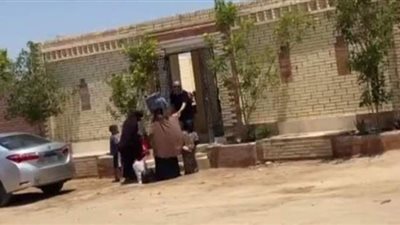 رحمة على روح سمير غانم.. توزيع الطعام والأموال أمام مقبرته | فيديو وصور