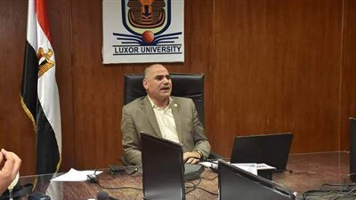 رئيس جامعة الأقصر يهنئ طالبين حصلا على المركزين الأول والثاني في أولمبياد اللغة الروسية