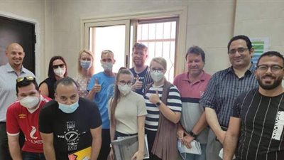 وفد من جنوب أفريقيا يتلقى لقاح كورونا بـ