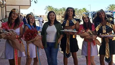 بالزي الفرعوني.. استقبال 197 سائحا على متن طائرة شارتر من كازاخستان بمطار مطروح | صور