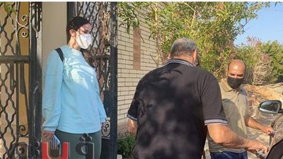 حزن وتعب وبكاء.. معالم ارتسمت على وجه إيمي سمير غانم أمام قبر والدها | فيديو