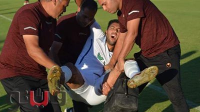 5 صور تؤكد الفارق الزمني في التعامل مع الأزمات الطبية داخل الملاعب